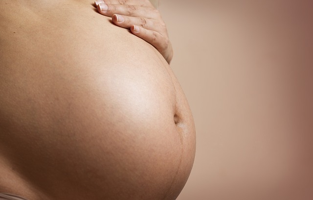 7 façons de prendre soin de toi dès la grossesse pour un quatrième trimestre plus doux.